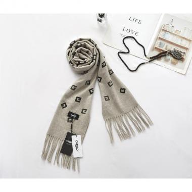 卡帝樂(lè)鱷魚玻尿酸美膚保暖圍巾-淺灰